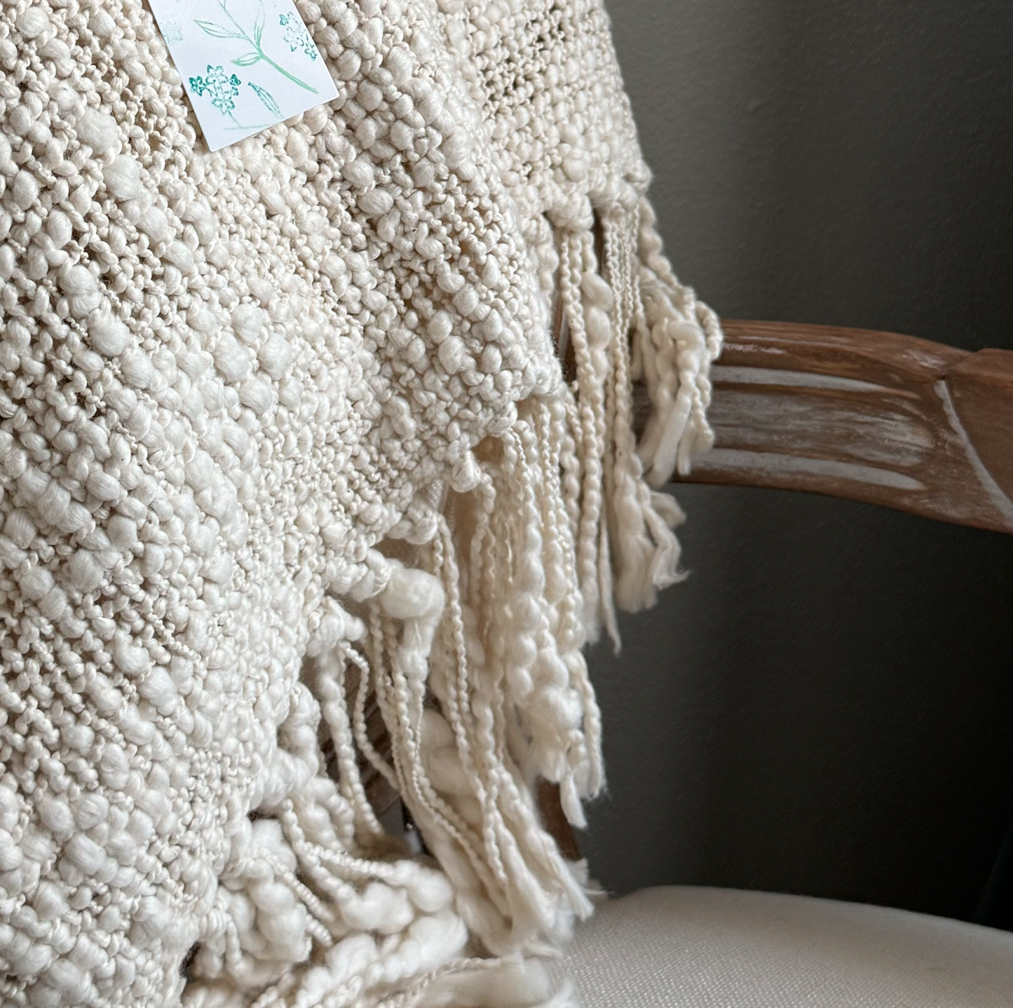 Tessile artigianale realizzato a telaio con filato naturale materico.