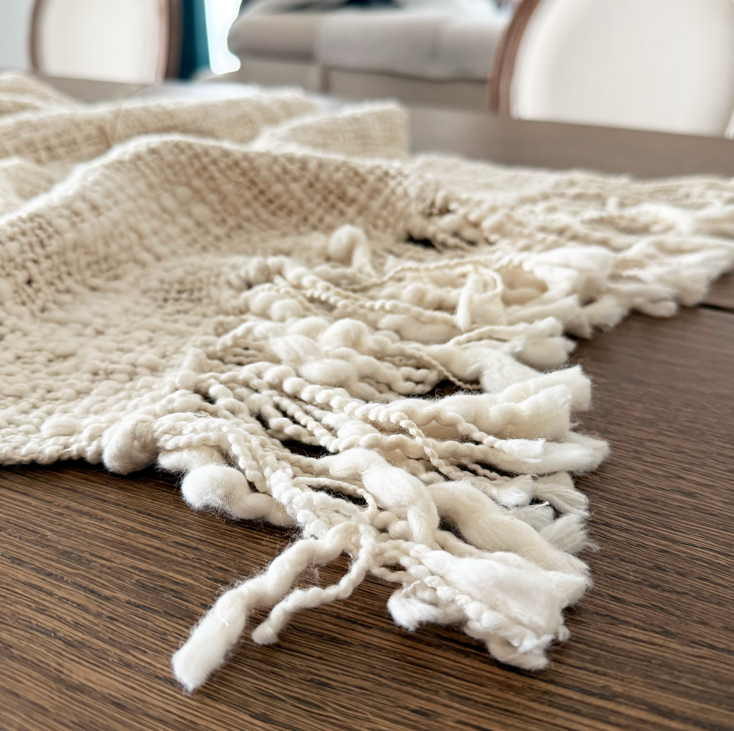 Tessile artigianale realizzato a telaio con filato naturale materico.